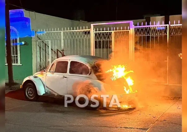 Fallas mecánicas ocasionan el incendio de cuatro vehículos en Durango