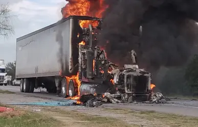 Se incendia tráiler cargado con piernas de cerdo