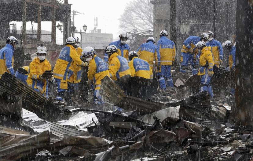 Suman 126 muertos por el terremoto de 7.6 en Japón