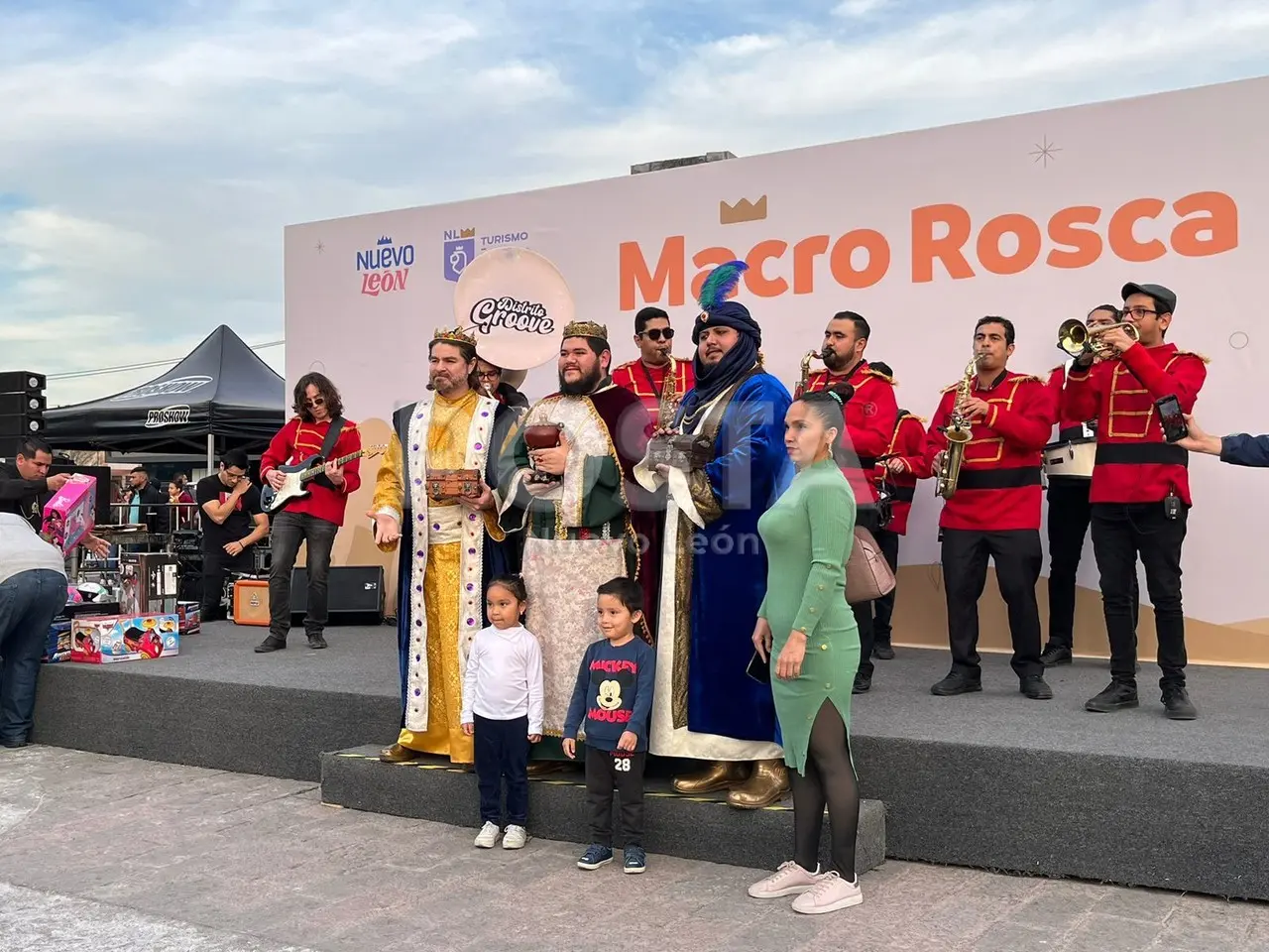 Las familias hicieron fila para hacer patinaje sobre hielo, tomarse fotos con los Reyes Magos, comprar alimentos y recibir juguetes para los niños. Foto: Pablo González