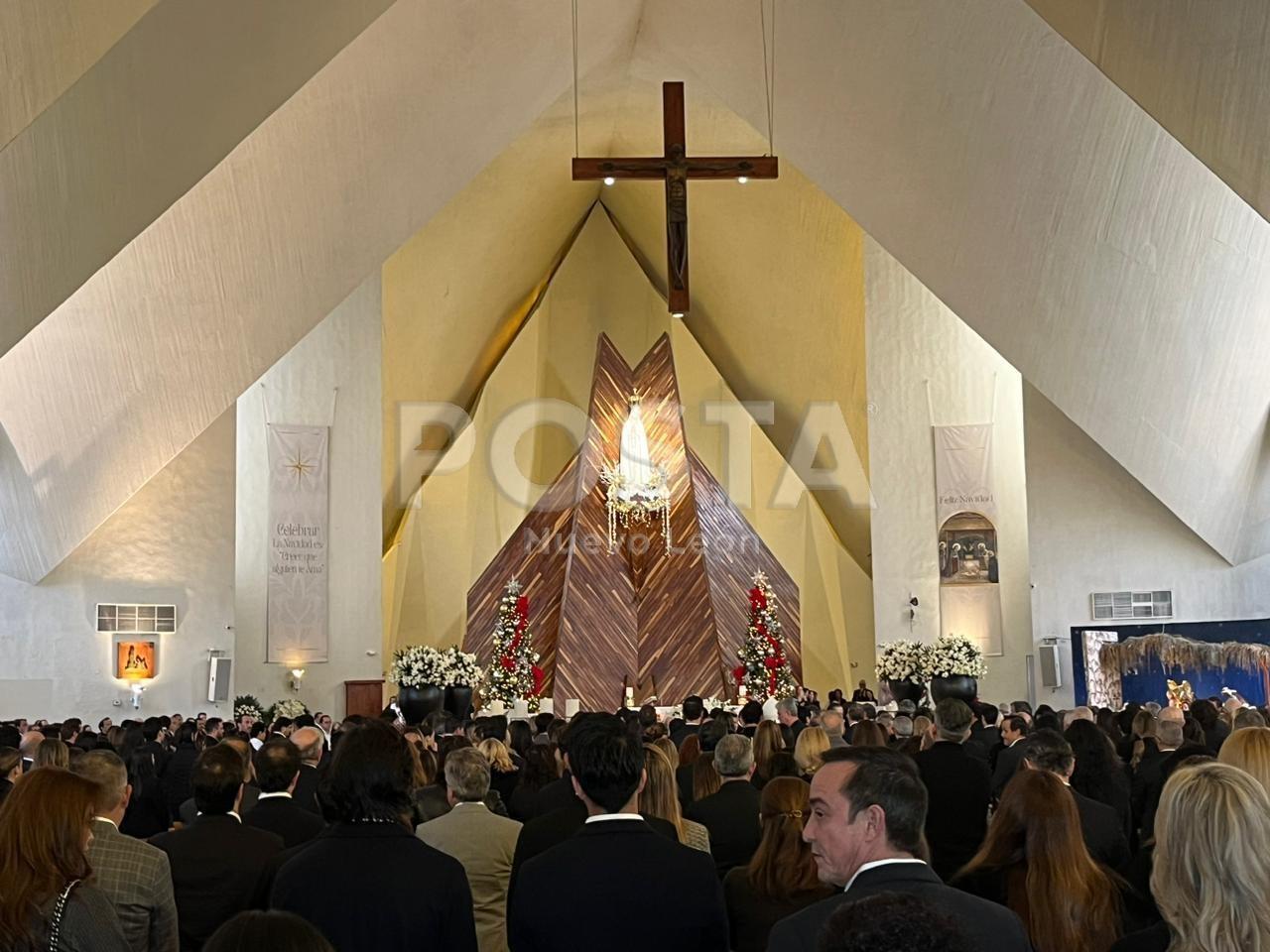 A la ceremonia asistieron familiares, socios y amigos cercanos, como el cantante Emmanuel. Fotos y video: Pablo González