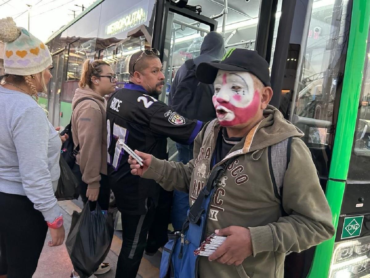 El Payasito del Metro sonríe y agradece a quienes compran sus chocolates. Foto: Rosy Sandoval