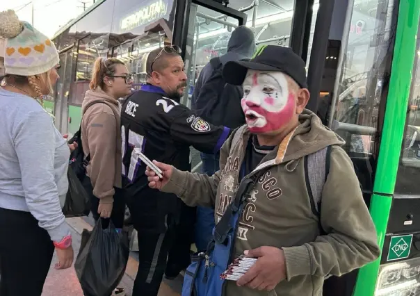 Ofrece Payasito del Metro chocolates y alegría a usuarios