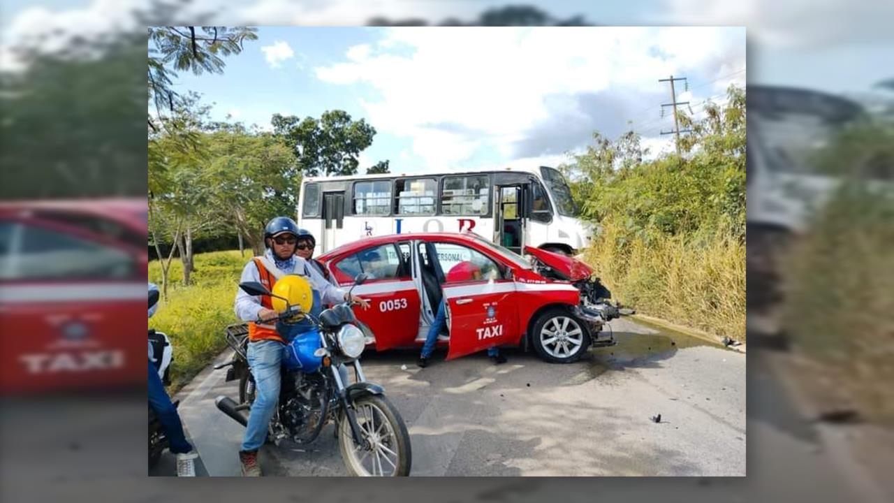 Un taxi y un autobús terminaron impactado en el kilómetro 158 del tramo carretero Fotos: Facebook