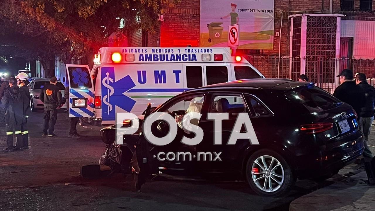 Conductor ebrio choca contra autos estacionados en el centro de Monterrey