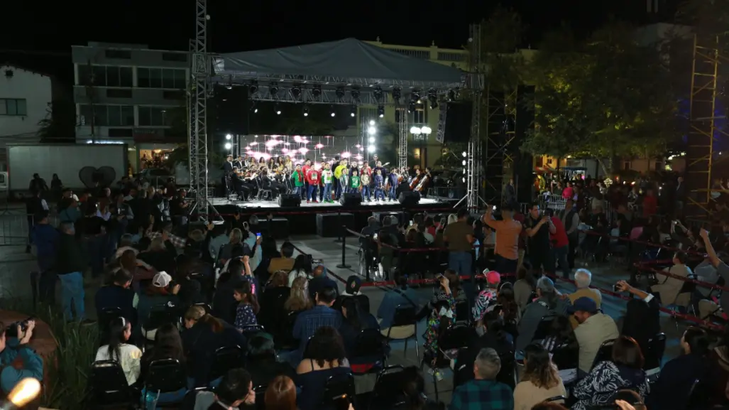 Conviven Américo y María con familias en concierto por Día de Reyes