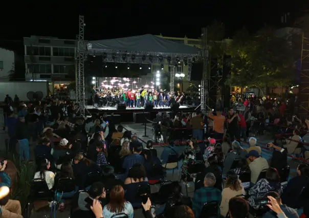 Conviven Américo y María con familias en concierto por Día de Reyes