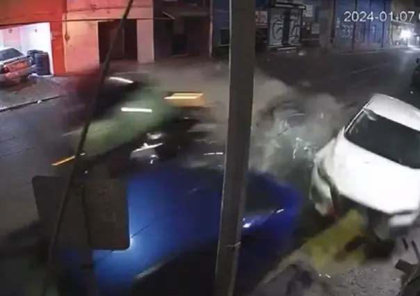 Captan momento en que conductor impacta autos estacionados en Monterrey