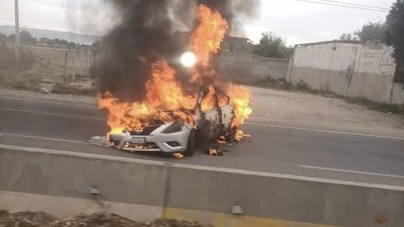 Policías y vecinos apagan incendio en kinder de Escobedo