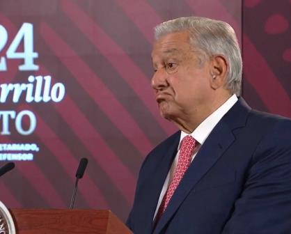 AMLO expone guerra sucia hacia su gobierno; muestra acusación de Felipe Calderón