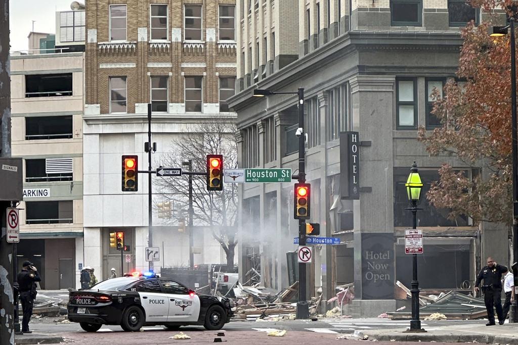 Personal de emergencias en el lugar de una explosión en el hotel Sandman Signature, el lunes 8 de enero de 2024, en Fort Worth, Texas. (Cameron Arnold via AP)