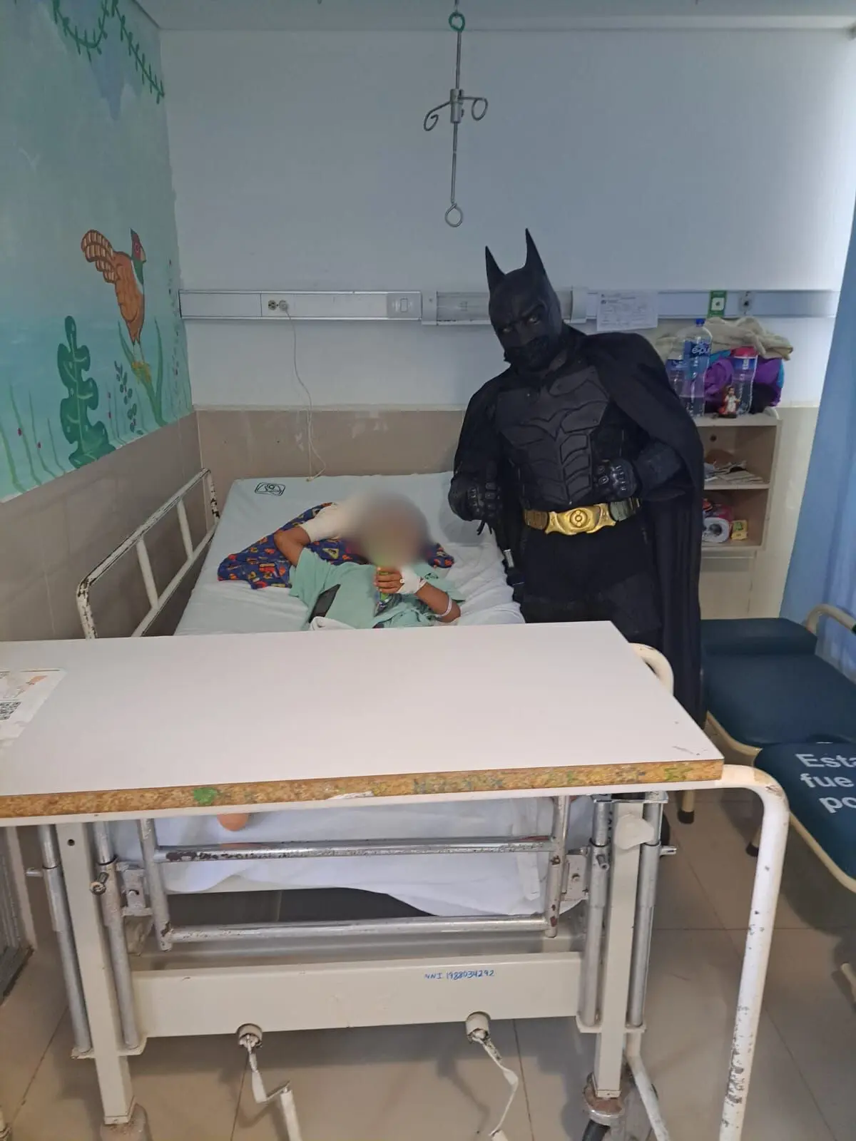 Ricardo May se pone el traje de Batman para llevar juguetes a niños internados en el hospital T1 del IMSS.- Foto de Irving Gil