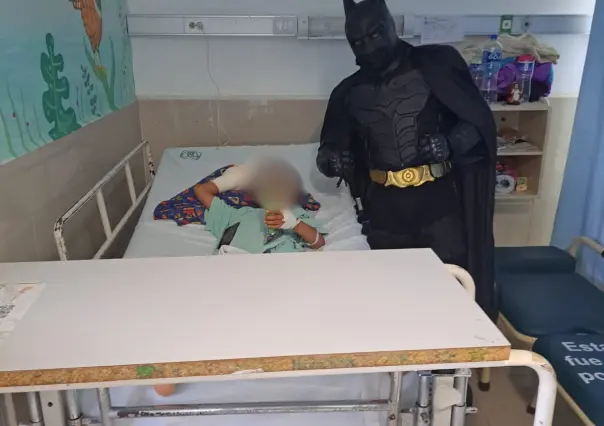 Batman yucateco alegra el día a niños internados en hospital del IMSS