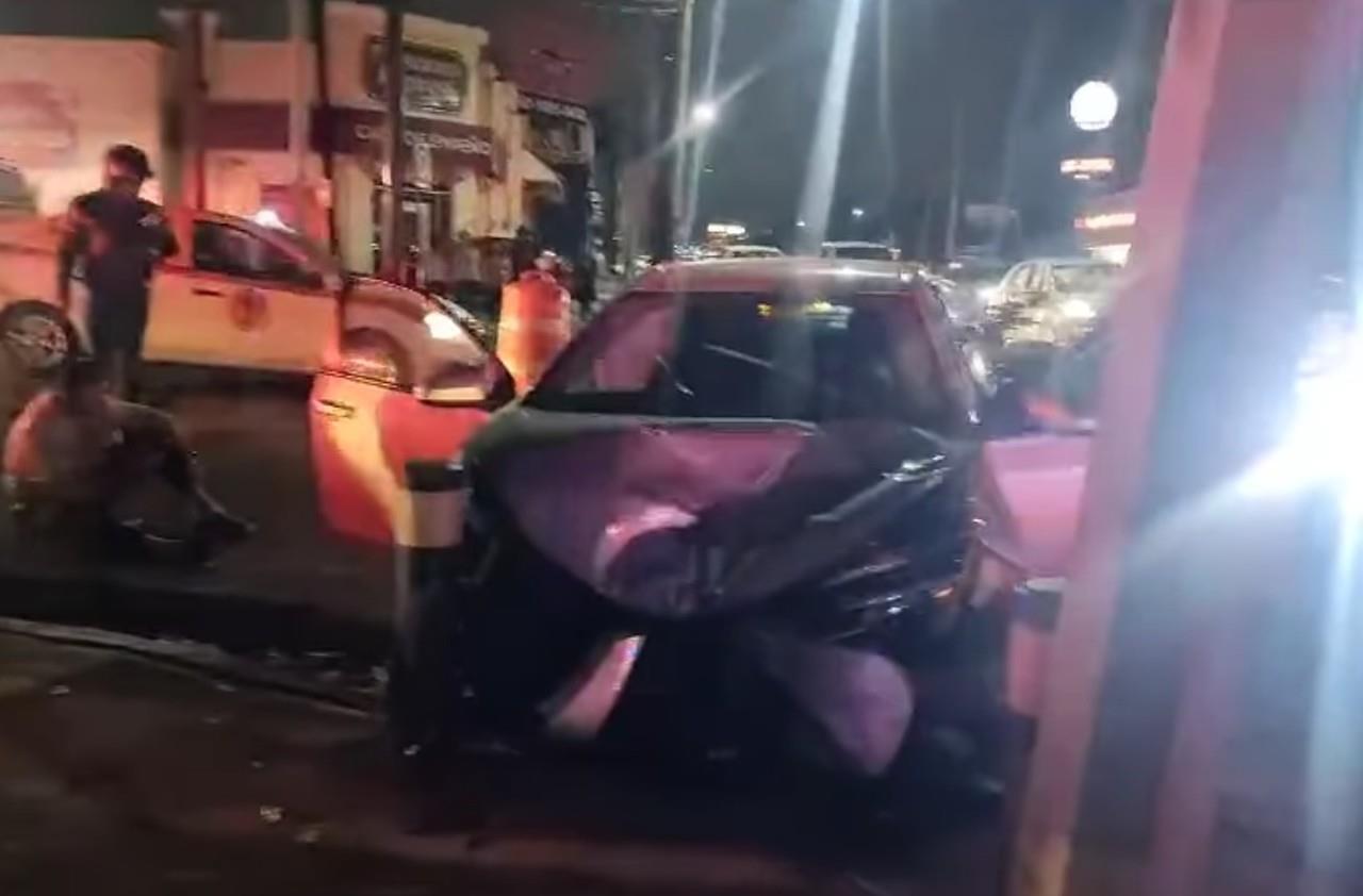 Las autoridades de Protección Civil brindaron apoyo en la eliminación de riesgos presentes en el área y se quedaron a cargo de la movilidad en el lugar. Foto: Protección Civil de Nuevo León.