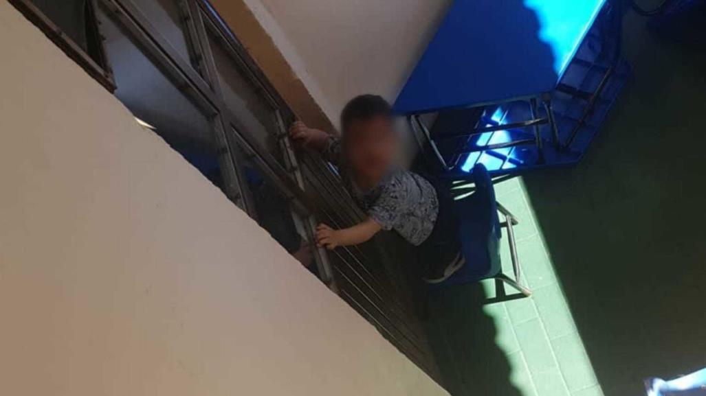 Castigan a niño en guardería del IMSS, lo echan al patio (VIDEO)