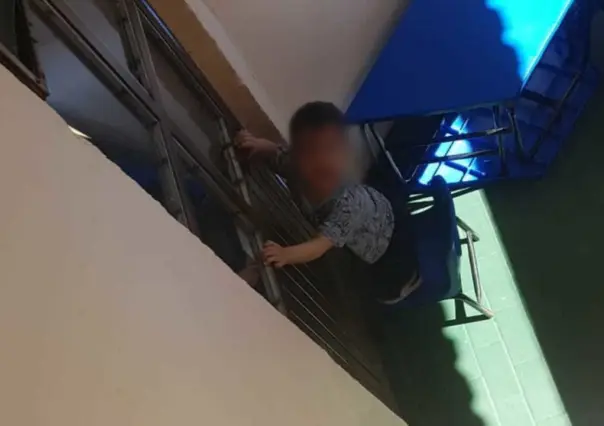 Castigan a niño en guardería del IMSS, lo echan al patio (VIDEO)