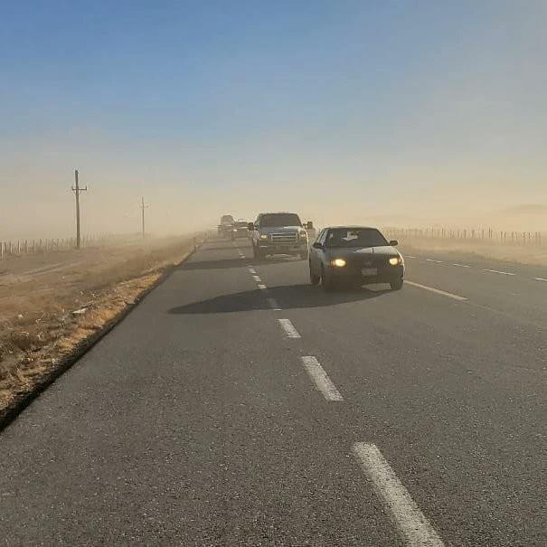 Además de fuertes vientos, el fenómeno fue acompañado de tolvaneras y baja visibilidad en varias vías, cosa que llevó al cierre de tramos para evitar accidentes. Fuente: X (antes Twitter)