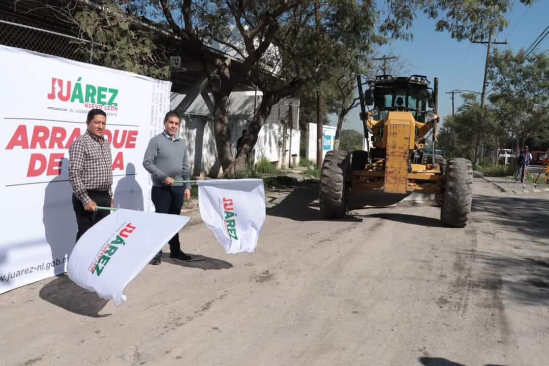 El municipio de Juárez dio inicio a una obra integral de rehabilitación de pavimento, alumbrado público y construcción de banquetas en Camino a San Roque. Foto. Cortesía