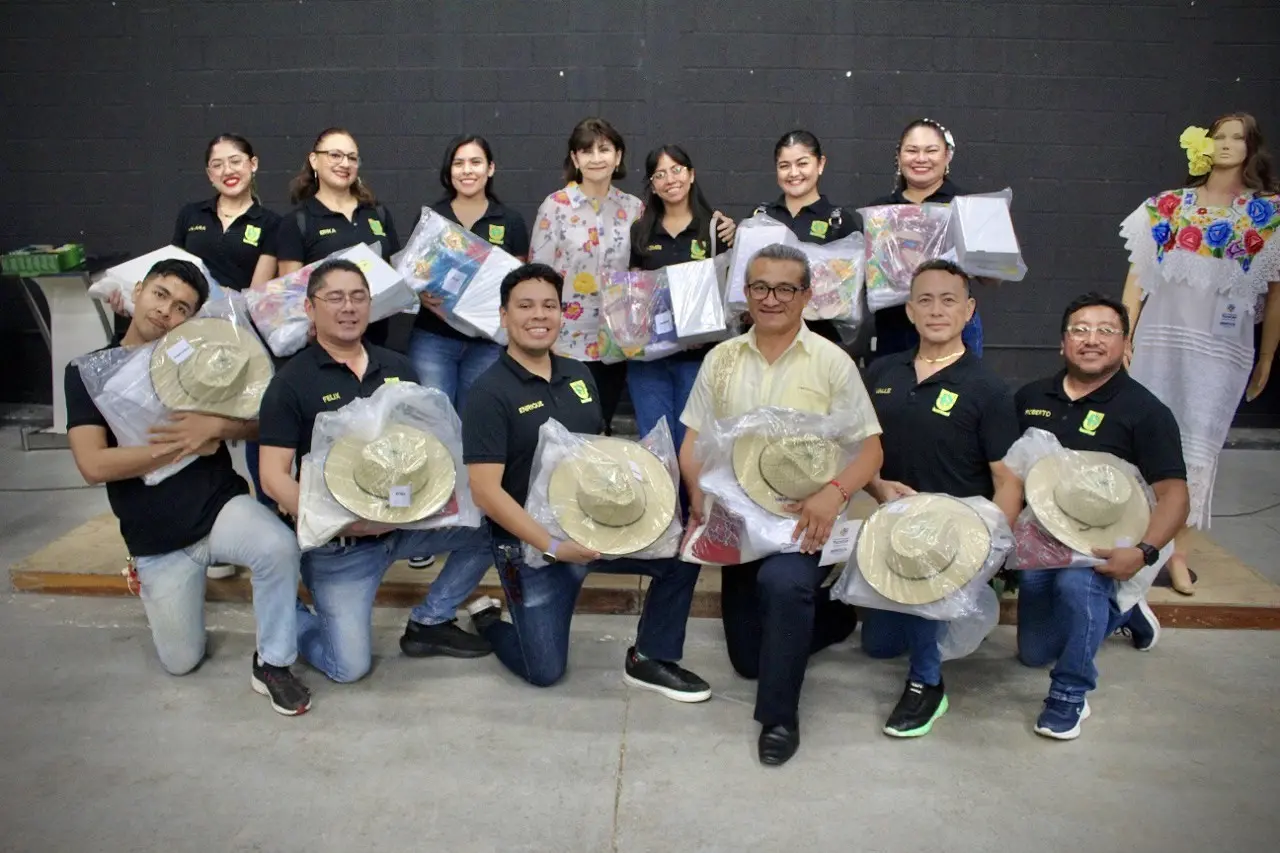 La Sedeculta entregó trajes típicos a los distintos grupos de artistas quienes portan las vestimentas en las diversas actividades culturales del organismo.- Foto de Sedeculta