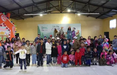 Llevan regalos y diversión a niños de la sierra de Arteaga