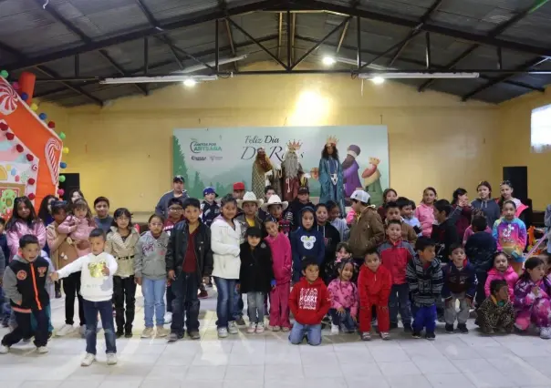 Llevan regalos y diversión a niños de la sierra de Arteaga