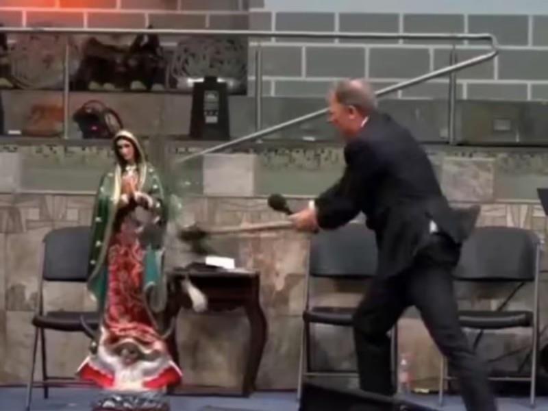 En plena transmisión en vivo, el pastor golpeó hasta destruirlas, una figura de la Virgen de Guadalupe y otra de la Santa Muerte. Foto: X @eduinfotech101.
