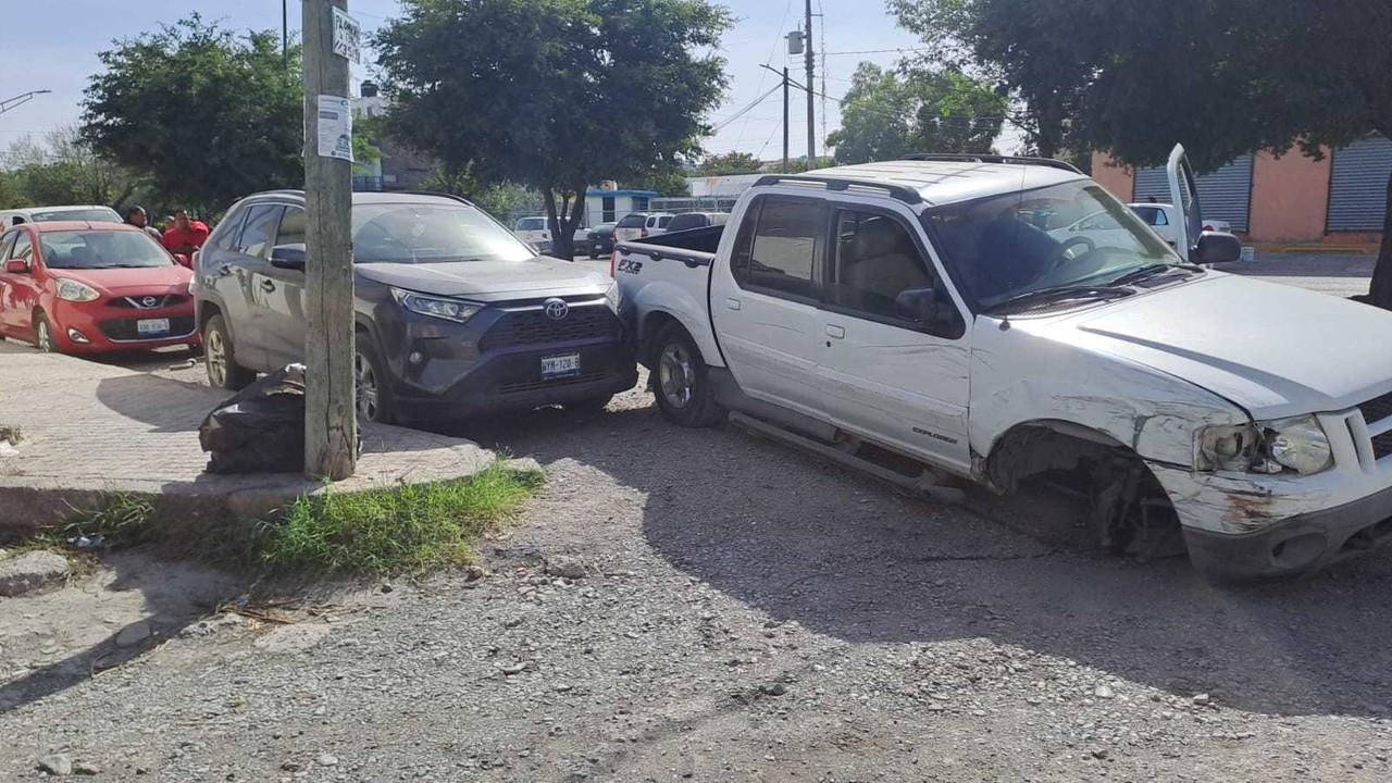 Vehículos que participaron en el accidente en la calle Michoacán. Foto: Oscar Pineda