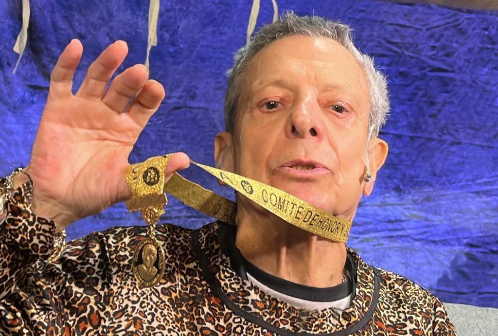 César Bono fue condecorado con la medalla de oro Eduardo Arozamena por sus 50 años de trayectoria artística Foto: Luis Ortega