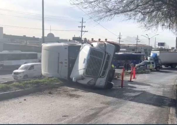 Atienden volcadura de tractocamión con rollos de acero; sin lesionados (VIDEO)