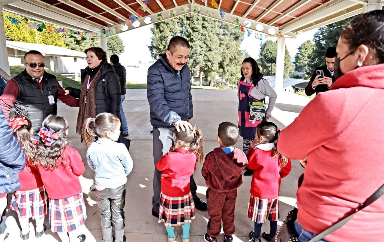 En este primer día de actividades escolares de 2024, el Secretario de Educación, recorre 10 escuelas de esta zona y entrega materiales didácticos y mobiliario. Imagen: GEM