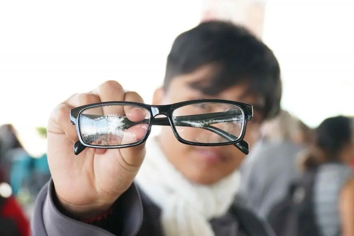 El primer regidor entregó lentes a estudiantes de una secundaria en la colonia Laguna de Chiconautla. Foto: FB Ernesto Santillán