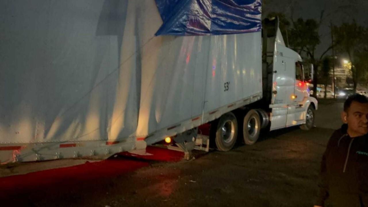 El tráiler al que se le rompió la caja transportaba 40 toneladas de equipo automotriz. Foto: Claudia Terrón