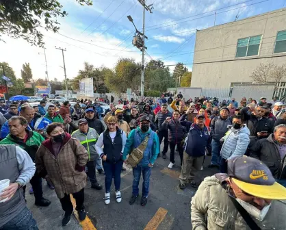 Continúan trabajadores de la SAPASE con plantón en Ecatepec