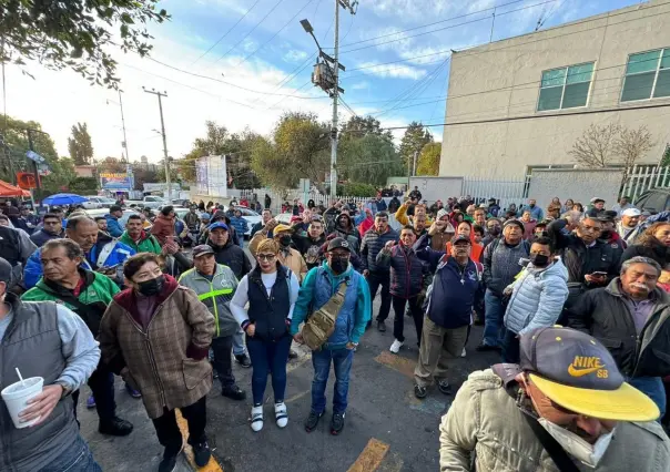 Continúan trabajadores de la SAPASE con plantón en Ecatepec