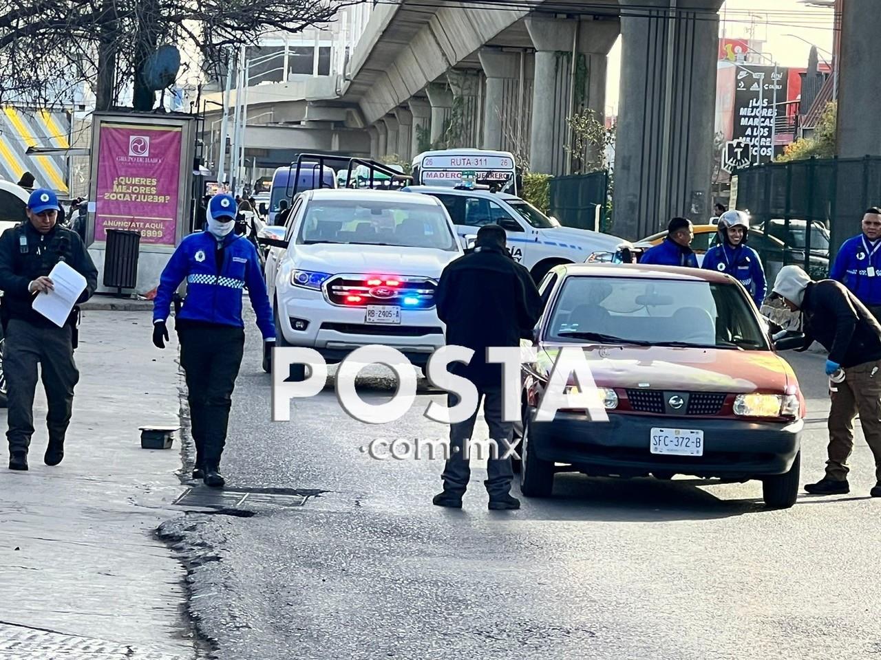 Derivado de la investigación oficiales de vialidad de Monterrey, cerraron el cuerpo norte de la avenida Colón para terminar con la indagatoria. Foto: Raymundo Elizalde.