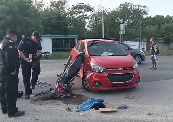 Accidente matutino entre un auto y una moto deja lesionados en Mérida