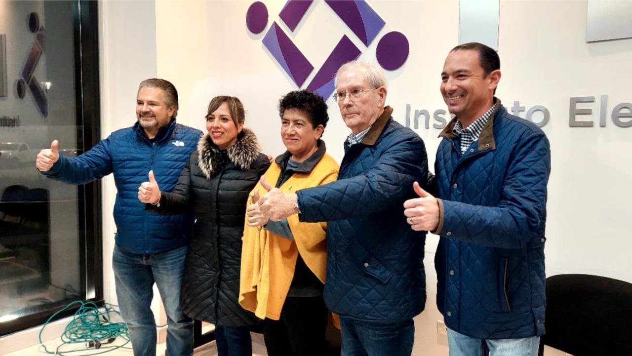 En punto de las 11:58 pm se realizó el registro por parte de los dirigentes estatales del PRI Carlos Robles, del PRD Mary Telma Guajardo y de UDC Lenin Pérez de la coalición “Alianza Ciudadana Por la Seguridad” / Foto: Marco Juárez