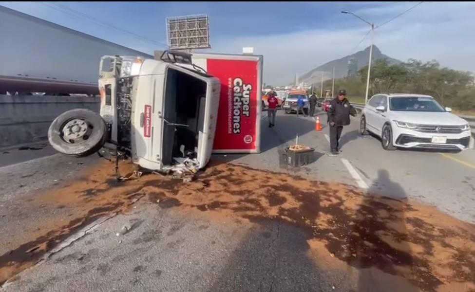 Choque y volcadura en Monterrey provoca tráfico en Avenida Morones Prieto