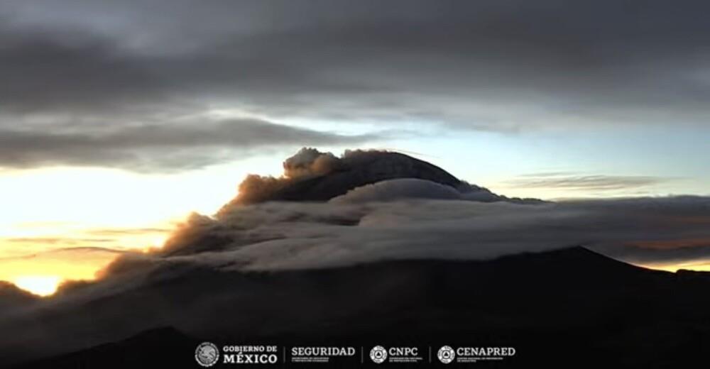 ¡Espectacular! El Popocatépetl amanece con extensa nube de ceniza. Foto: Captura