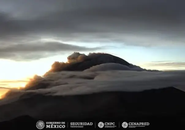 ¡Espectacular! El Popocatépetl amanece con extensa nube de ceniza