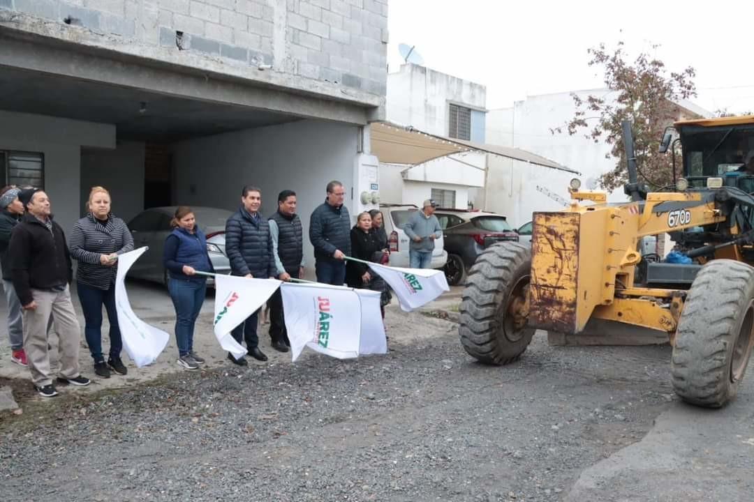 El alcalde Francisco Treviño encabezó el banderazo de arranque a los trabajos para repavimentar completamente con concreto hidráulico las calles Salvador Treviño, Alfonso Treviño y Héctor Espino, además de la avenida Eucalipto. Foto: Municipio de Juárez