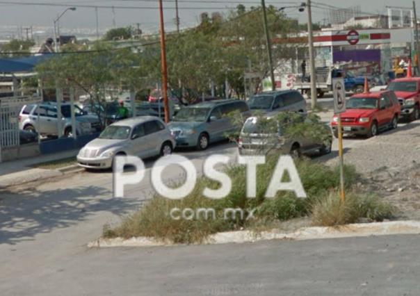 Comando armado roba vehículo de lote de autos en Santa Catarina