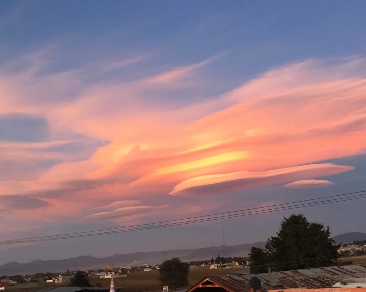 El cielo ofreció un espectáculo de colores y con figuras de lentillas. Foto: RRSS