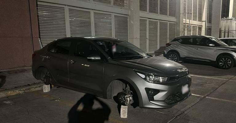 Roban llantas y rines a vehículos en el estacionamiento del IMSS en Ecatepec