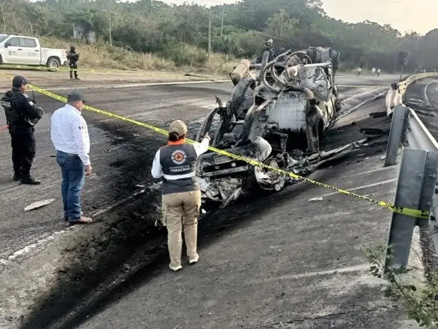 En la zona del accidente se concentraron elementos contraincendios de Pemex, Guardia Nacional, Secretaría de Marina y distintas corporaciones estatales. Foto: Especial.