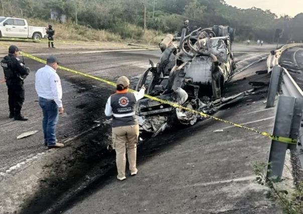 Choque y explosión de pipas dejan un muerto en Veracruz