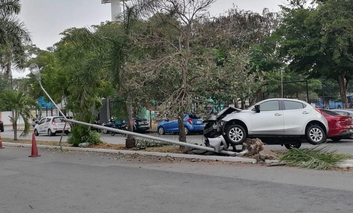 El conductor terminó impactado su vehículo tipo Mazda contra un poste de alumbrado Foto: Cortesía