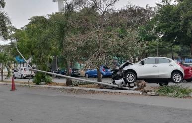 Detienen a conductor en presunto estado de ebriedad tras chocar con un poste