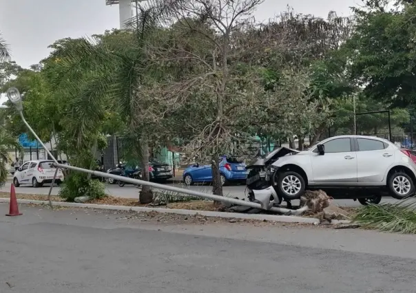 Detienen a conductor en presunto estado de ebriedad tras chocar con un poste