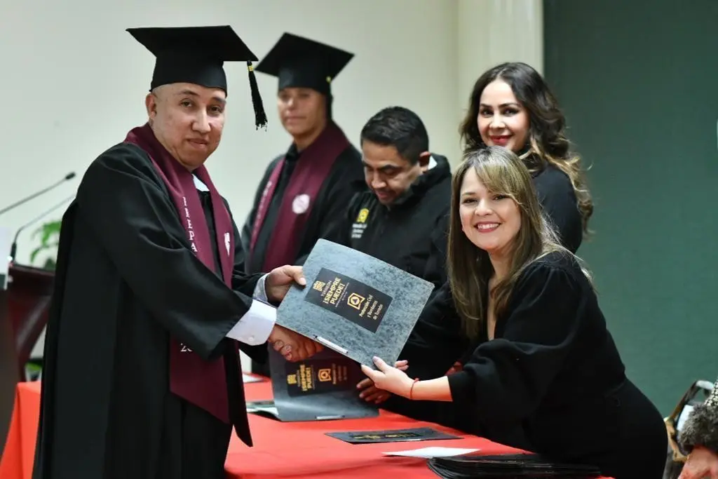 Bomberos y personal de Protección Civil celebran graduación de preparatoria